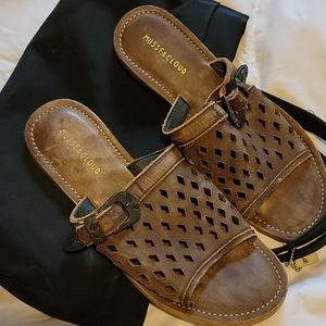 SO CUTE AND COMFY! LEATHER SANDALS 5/25